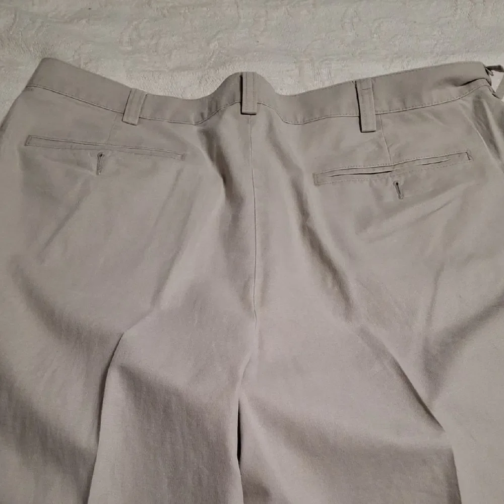 L.L. Bean Men's Light Gray Chinos (Can278)